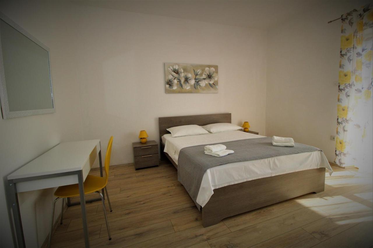 Apartments And Rooms With Parking Space Pag - 13060 Pag Town Exterior photo
